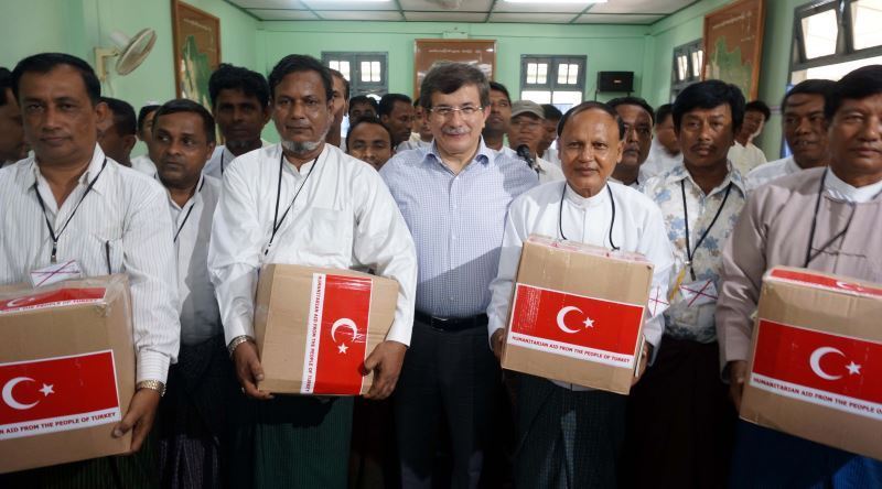 Foreign Minister Davuto lu visits the camps in Rakhine State